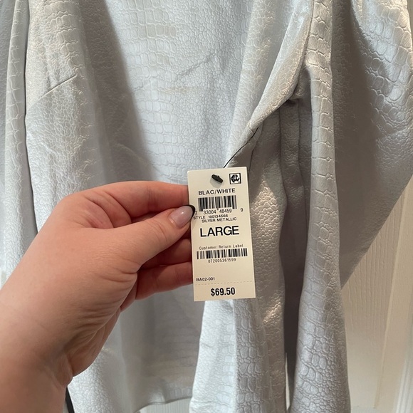 Woman’s cold shouldered silver/gray blouse - Picture 4 of 6